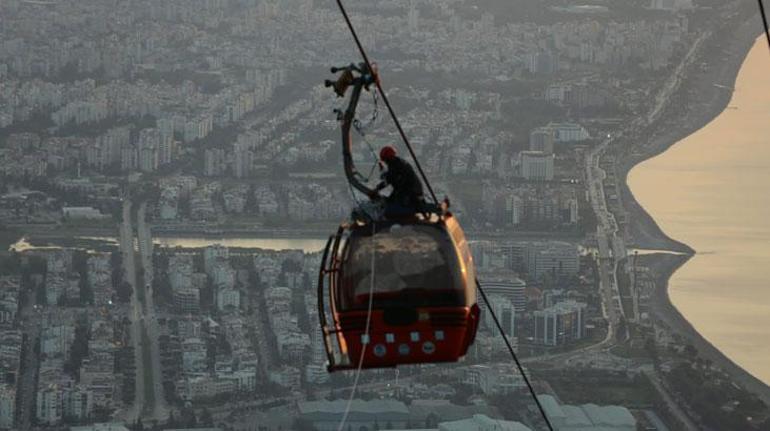 Bakan Yerlikaya'dan teleferik kazası açıklaması: 24 kabindeki 174 kişi tahliye edildi