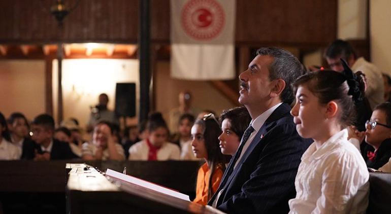 Bakan Tekin çocukların tarihi meclis binasındaki temsilini izledi