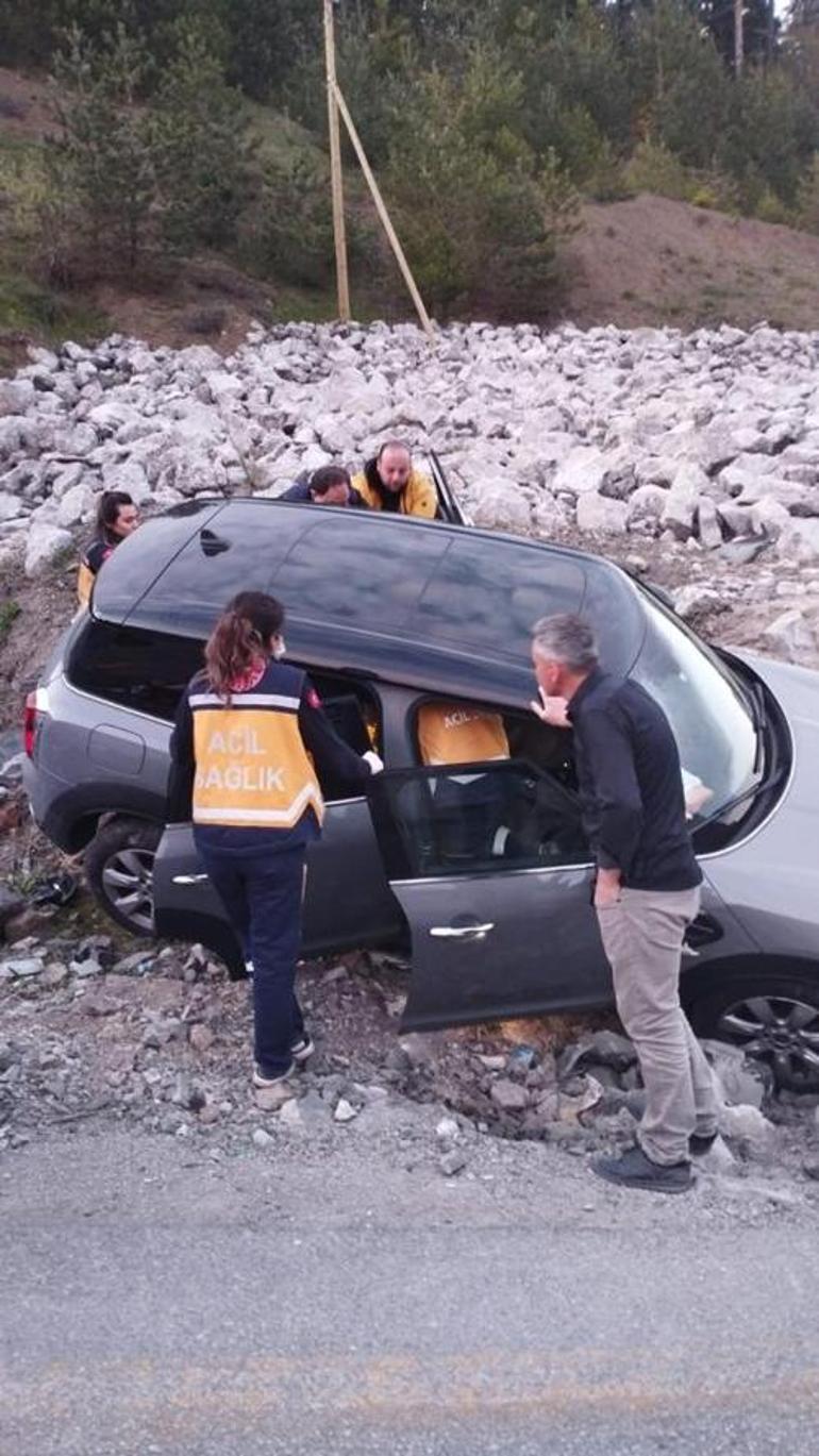 Otomobil yol kenarında bulunan istinat duvarına çarparak durabildi! 4 yaralı