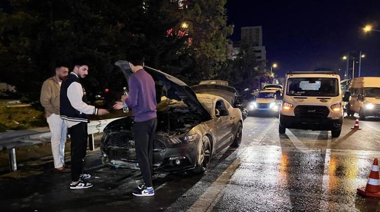 Lüks otomobil hareket halindeyken alev aldı