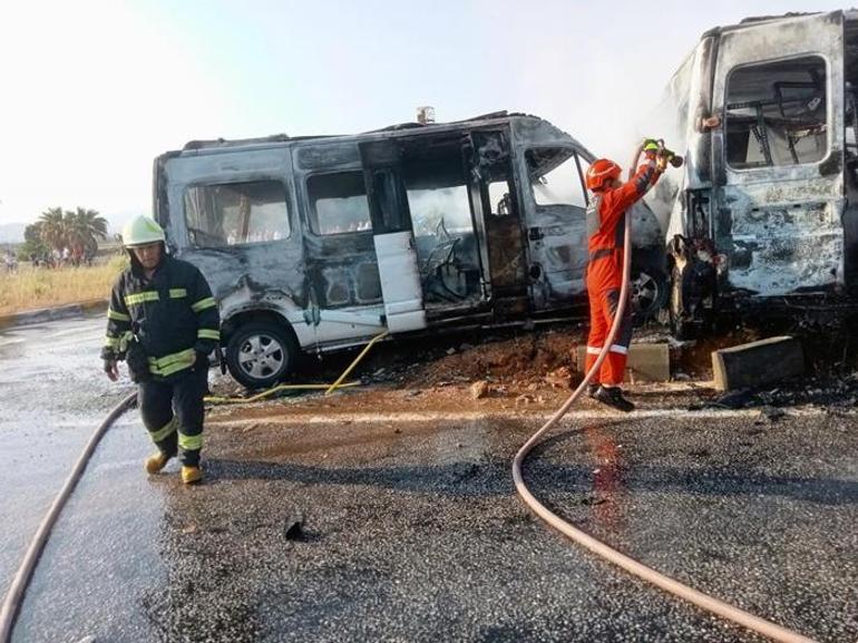 Feci olay! Kaza sonrası iki minibüs alev alev yandı: 4’ü ağır 14 yaralı