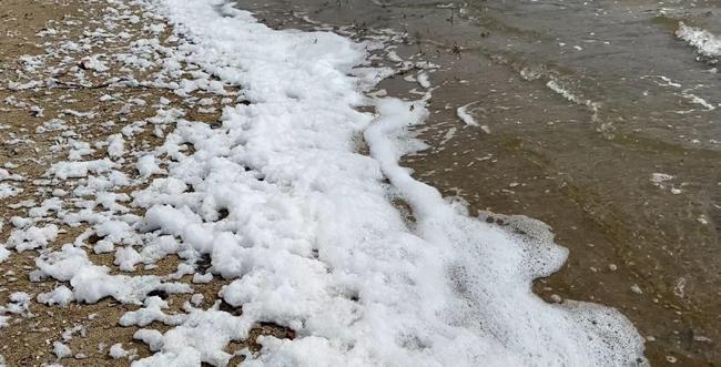 'Kalpli göl' köpürdü: Mikroorganizma aktivitesi sonucu meydana gelen bir olay