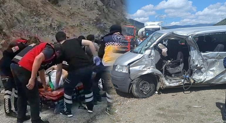 Bolu'da can pazarı! 2 minibüs kafa kafaya çarpıştı; 11'i öğrenci 15 yaralı