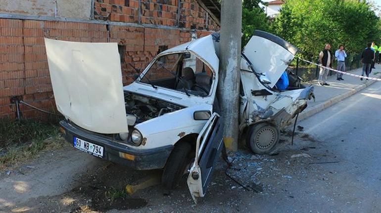 Tokat'ta elektrik direğine çarpan araç hurdaya döndü