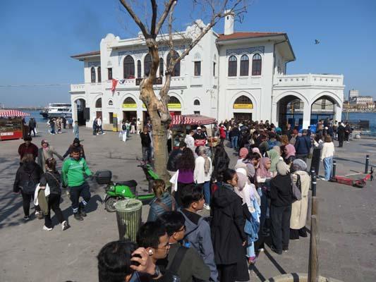 Kadıköy iskelesine akın ettiler! Sıranın ucu bucağı yok