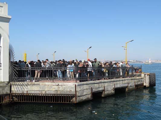 Kadıköy iskelesine akın ettiler! Sıranın ucu bucağı yok