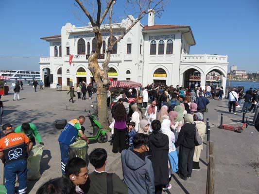 Kadıköy iskelesine akın ettiler! Sıranın ucu bucağı yok