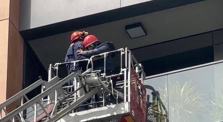 İstanbul'da ilginç anlar! Genç kız balkonda mahsur kaldı dakikalar sonra kurtarıldı