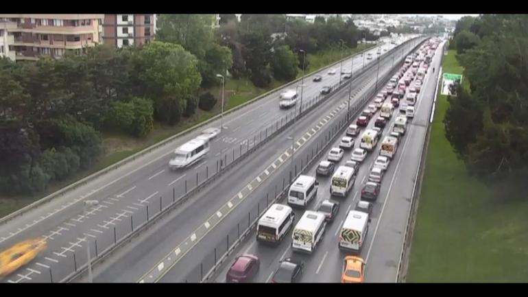 15 Temmuz Şehitler Köprüsü girişinde yangın! Trafik yoğunluğu oluştu