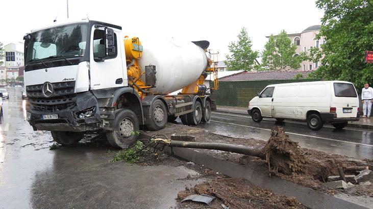 Beton mikseri bariyerleri parçaladı, karşı şeride geçti