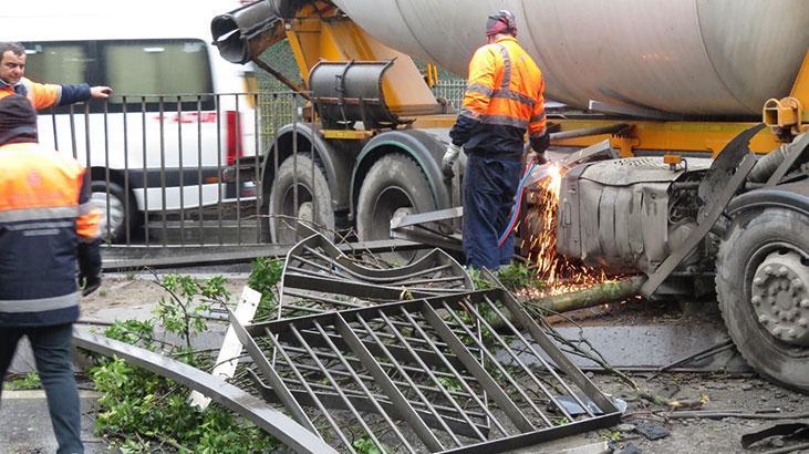 Beton mikseri bariyerleri parçaladı, karşı şeride geçti