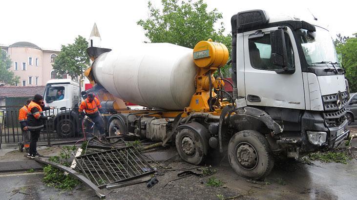 Beton mikseri bariyerleri parçaladı, karşı şeride geçti