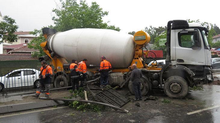 Beton mikseri bariyerleri parçaladı, karşı şeride geçti