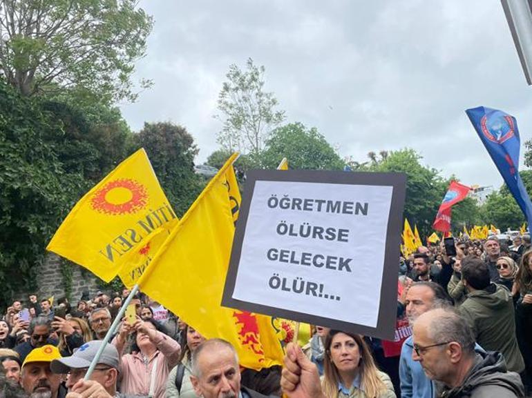 İstanbul'da öğretmenlerden İl Milli Eğitim Müdürlüğü önünde protesto