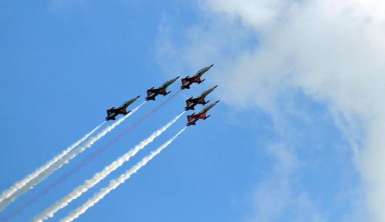 Türk Yıldızları yine nefes kesti! Türk Dil Bayramı'nı kutladılar