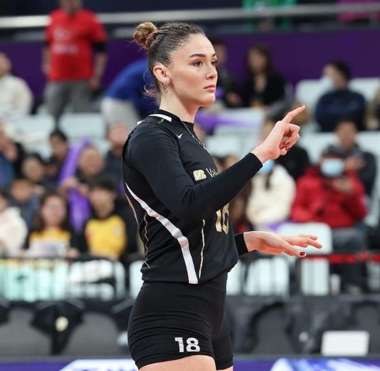 Zehra Güneş İspanya'da! Milli voleybolcu tarzıyla göz kamaştırdı!