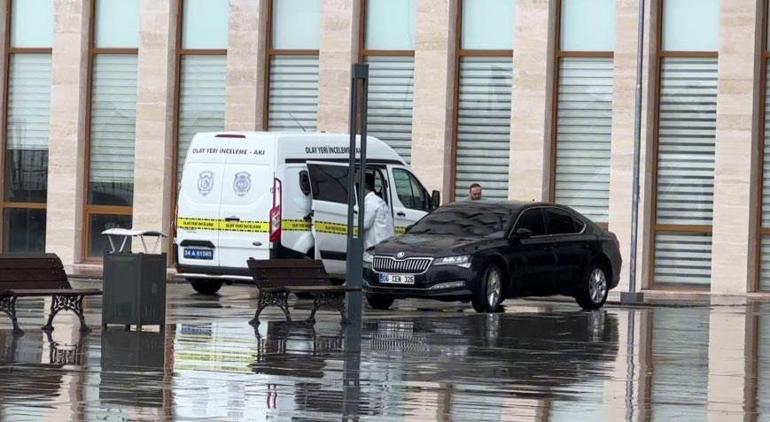 Arnavutköy'de hareketli dakikalar! Kaymakamlık camına kurşun isabet etti