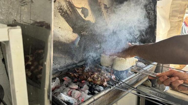 Sadece 2 saat açık kalıyor, kapış kapış satılıyor! Burada ciğer yemek için sabah gitmek gerekiyor