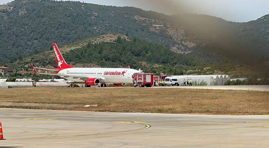 Son dakika...Alanya'da içinde 190 kişi bulunan uçağın inişte ön tekeri patladı!