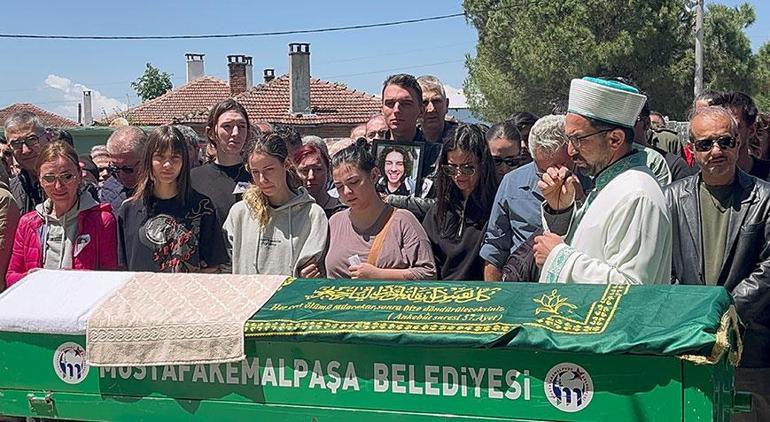 25 bıçak darbesi ile öldürülen üniversiteli Ata Emre, son yolculuğuna uğurlandı