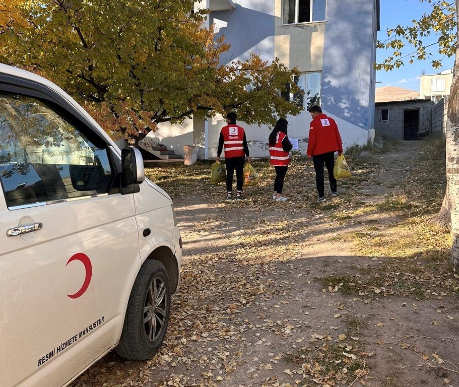 Çağlar Toğal Adilcevaz’daki İhtiyaç Sahiplerine Yardım Eli Uzattı